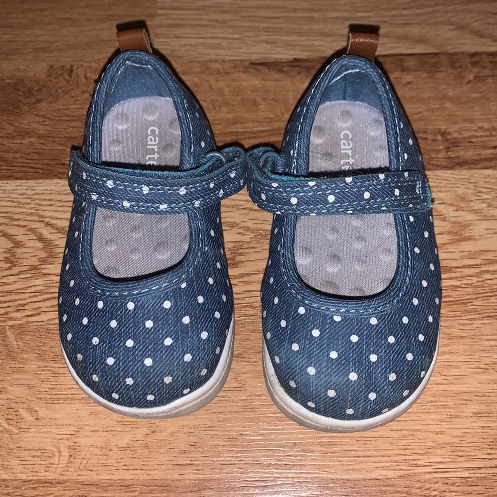 Carter’s Shoes SZ 4